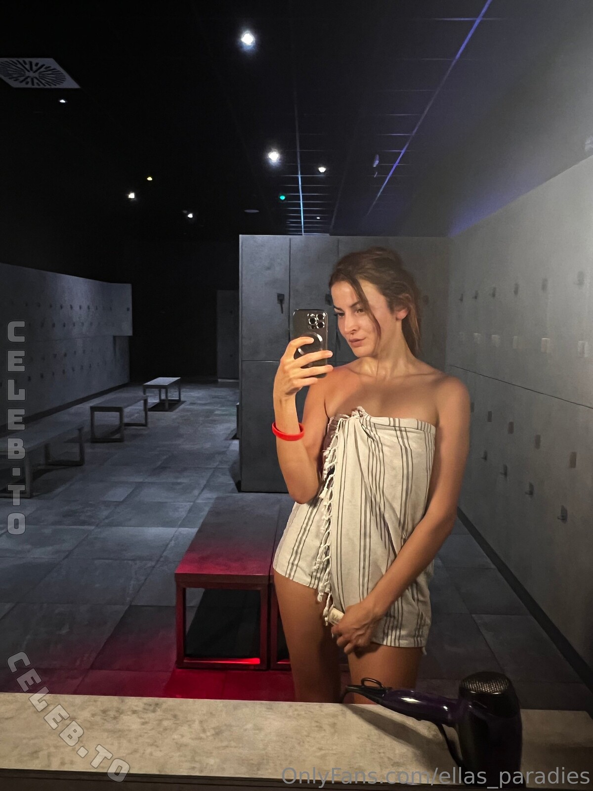 Ella petite nude photo 1