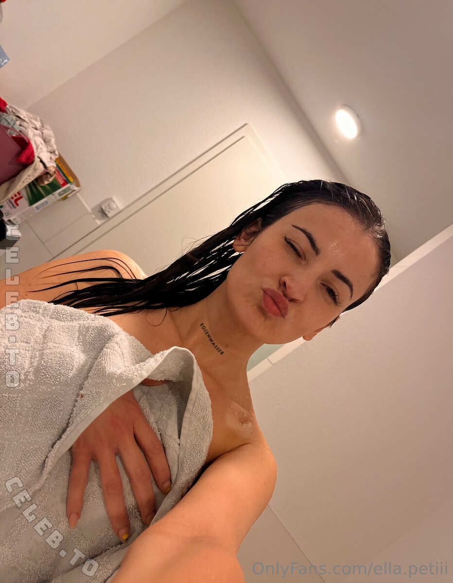 Ella petite nude photo 10