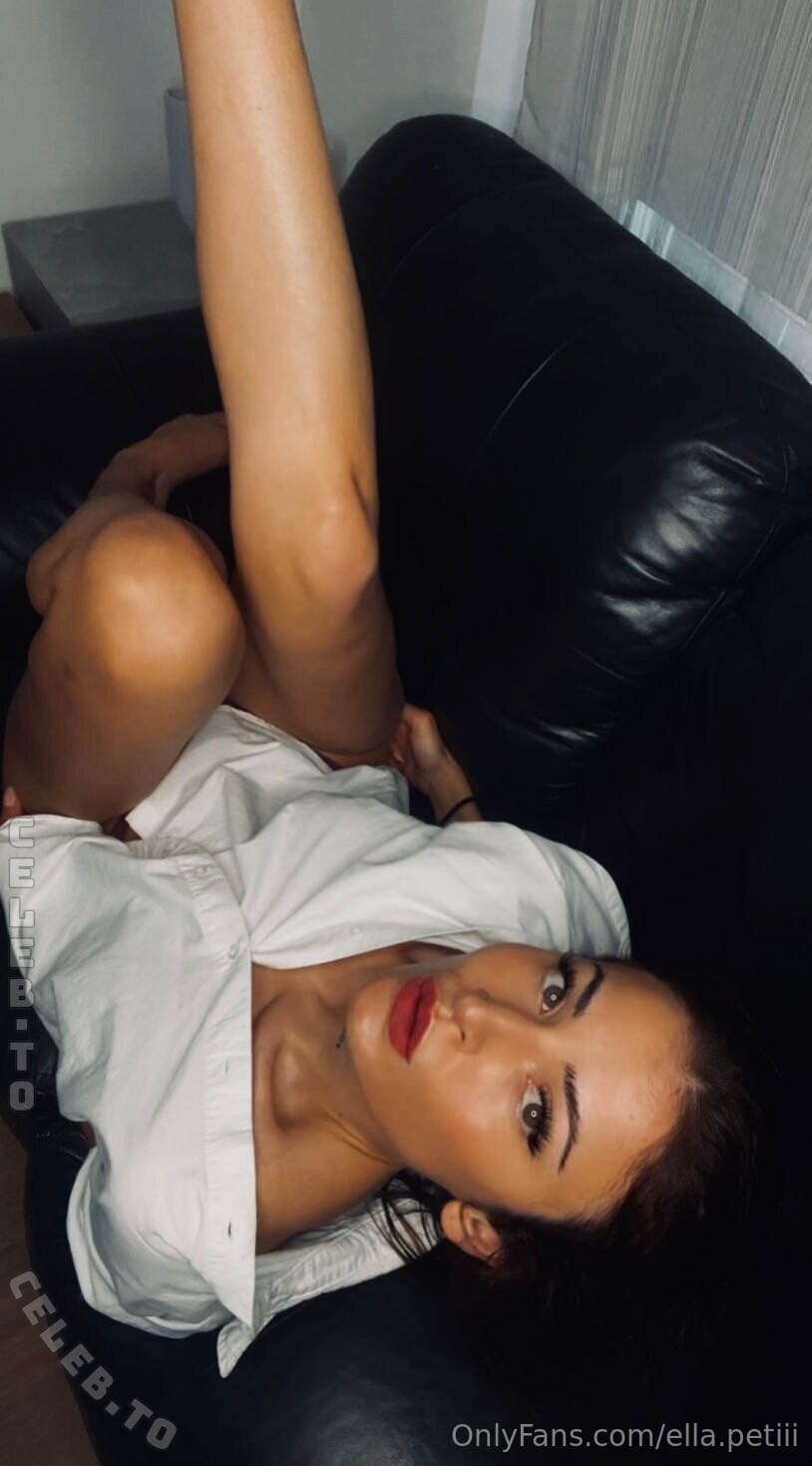 Ella petite nude photo 14