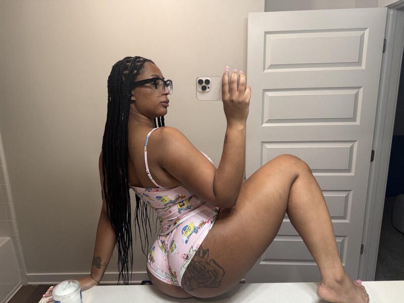 Elle nude photo 1
