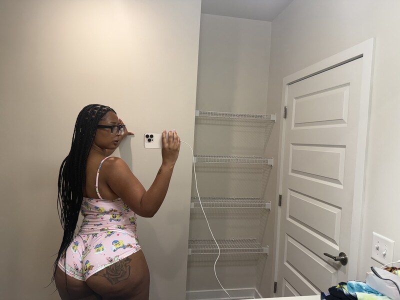 Elle nude photo 2