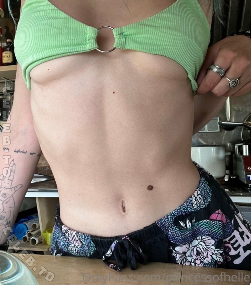 Elleofhell nude photo 2