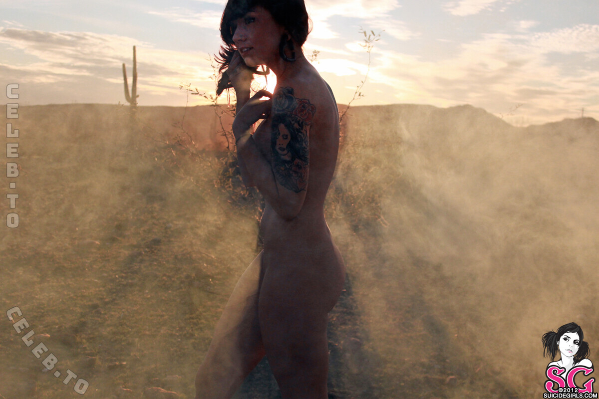 Ellia (Suicide Girls) nude photo 15