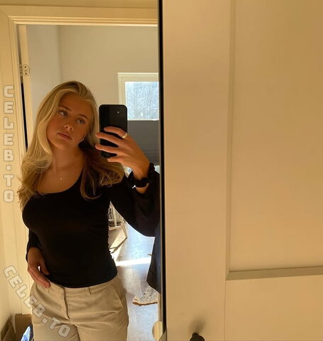 Ellie Maack is a Swedish fitness, lifestyle, and social media creator.