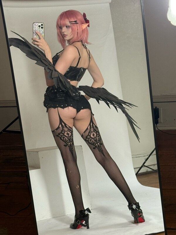 Ellie nude photo 1