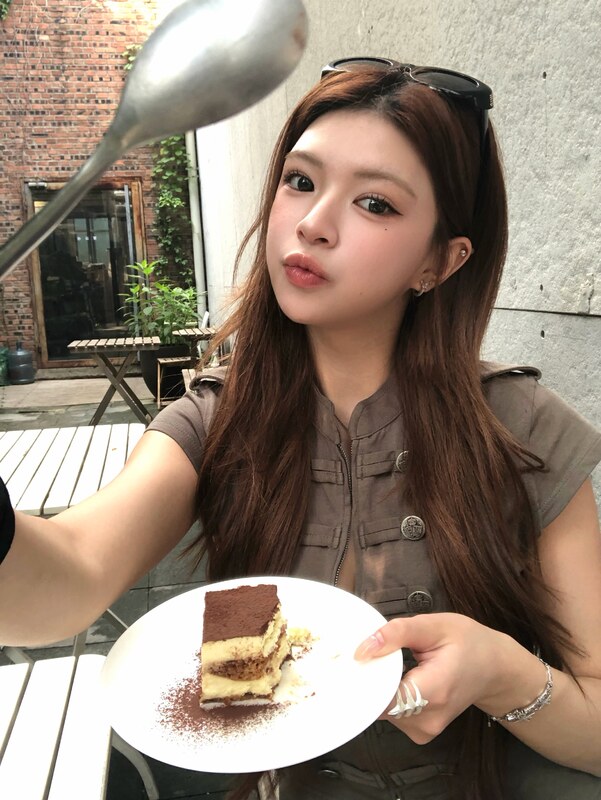 Elyn Leong nude photo 2