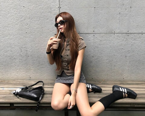 Elyn Leong nude photo 3