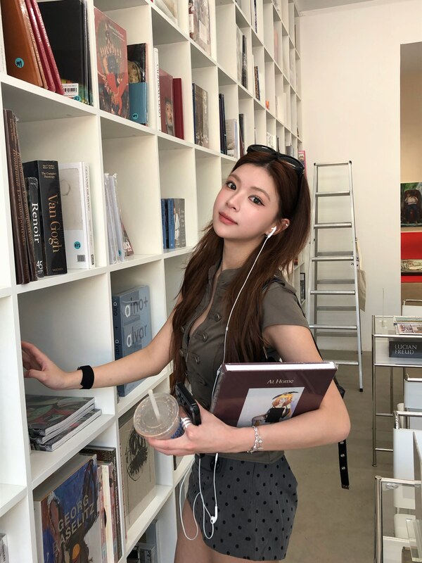 Elyn Leong nude photo 9