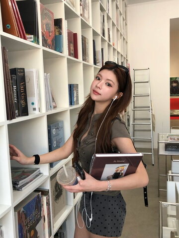 Elyn Leong nude photo 2