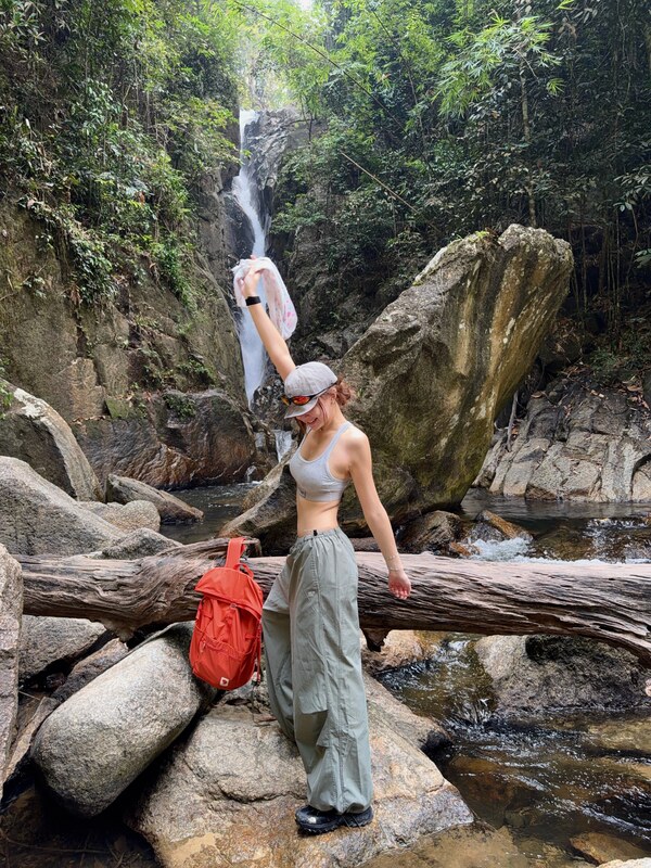 Elyn Leong nude photo 9