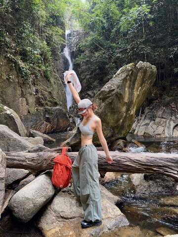 Elyn Leong nude photo 8