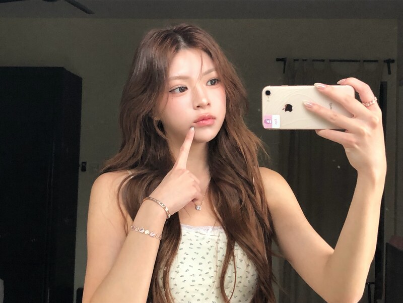 Elyn Leong nude photo 4