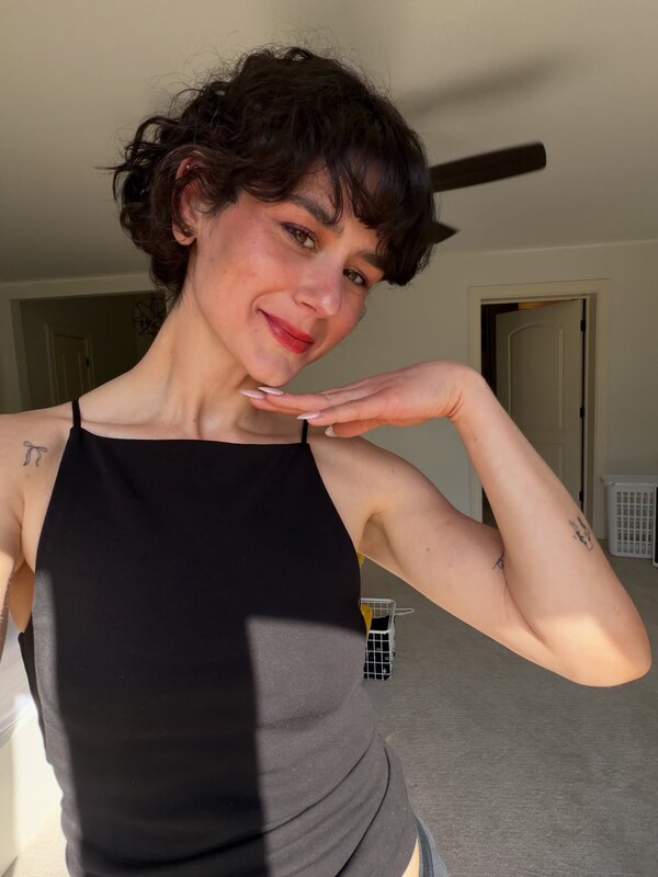 Elyse Myers nude photo 3