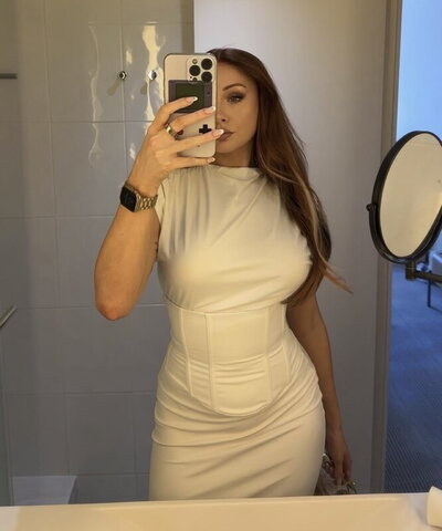 Elz the Witch Hot (1 photo)