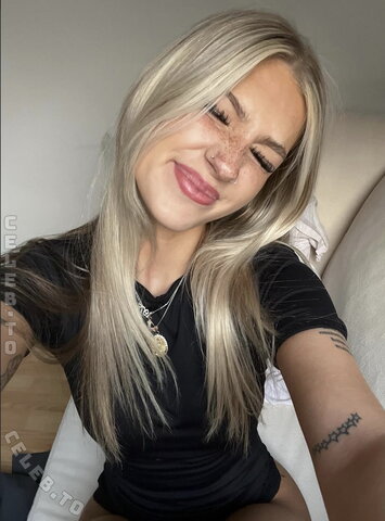em1lyemma nude photo 7