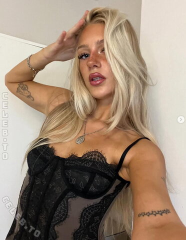 em1lyemma nude photo 5