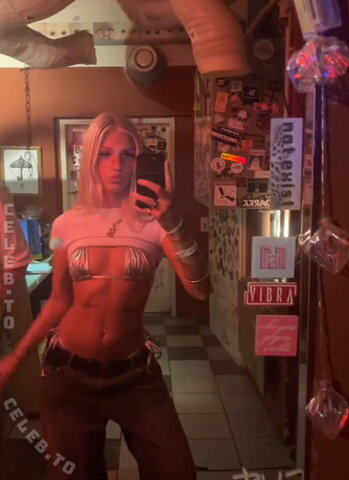 em1lyemma nude photo 4