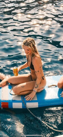 em1lyemma nude photo 1