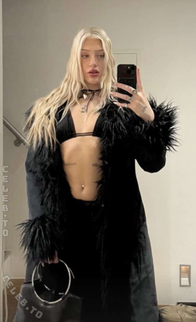 em1lyemma nude photo 8