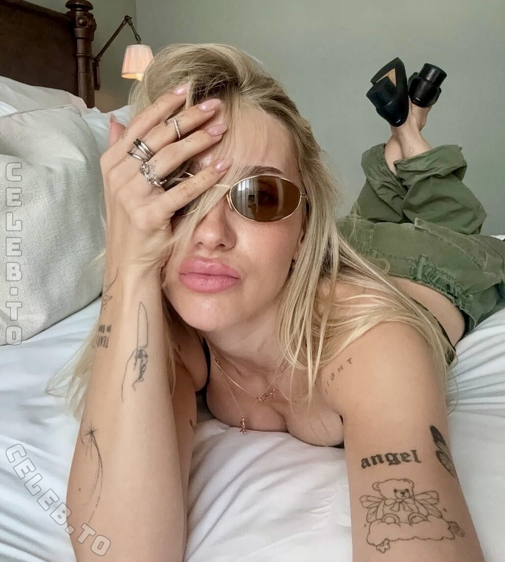 Ema Louise nude photo 6