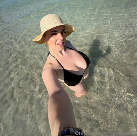 ema santi nude photo 1