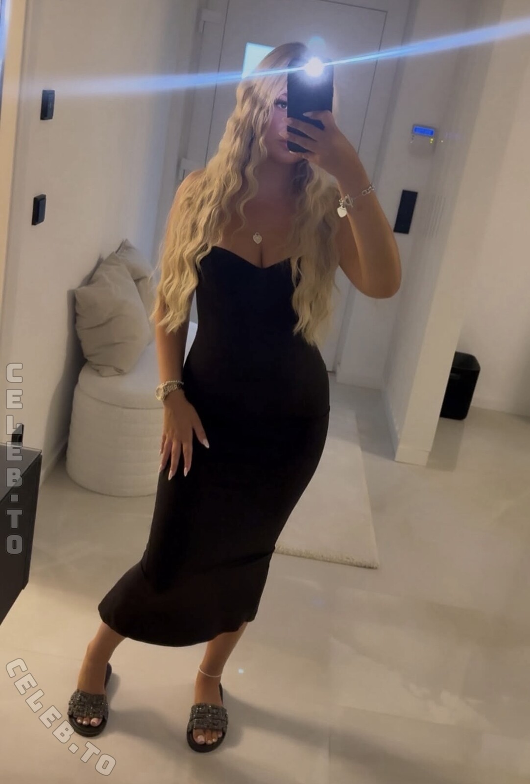 ema.mic nude photo 5