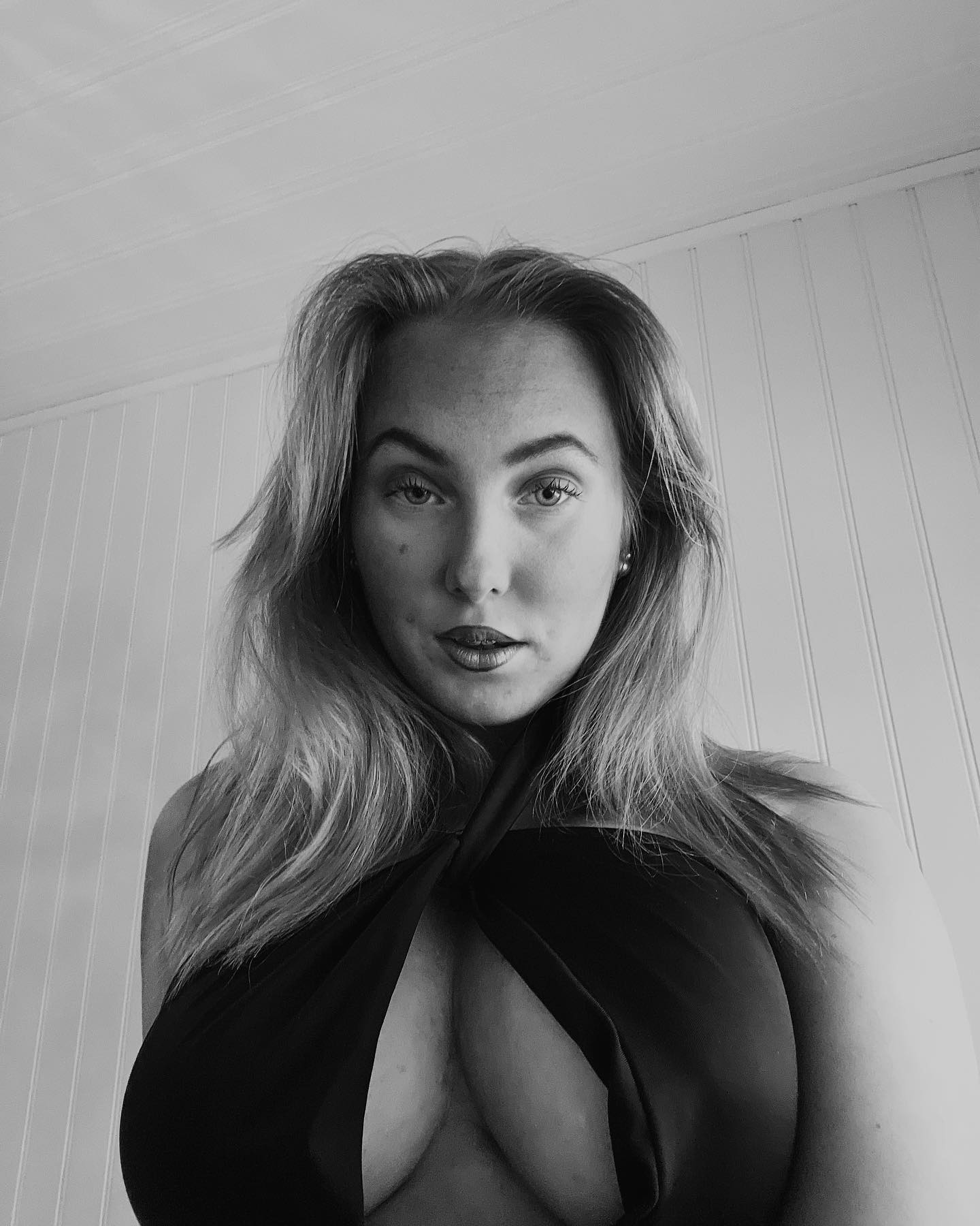 Emelie Mård nude photo 2