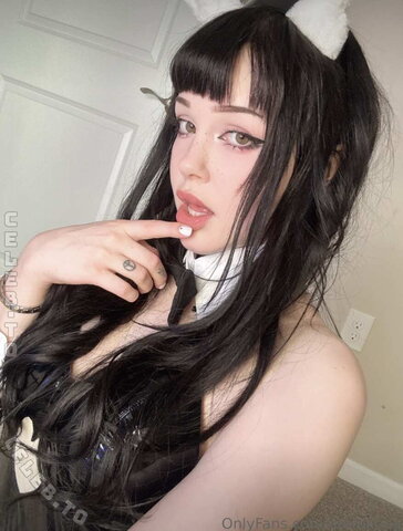 Emfoxpng nude photo 9
