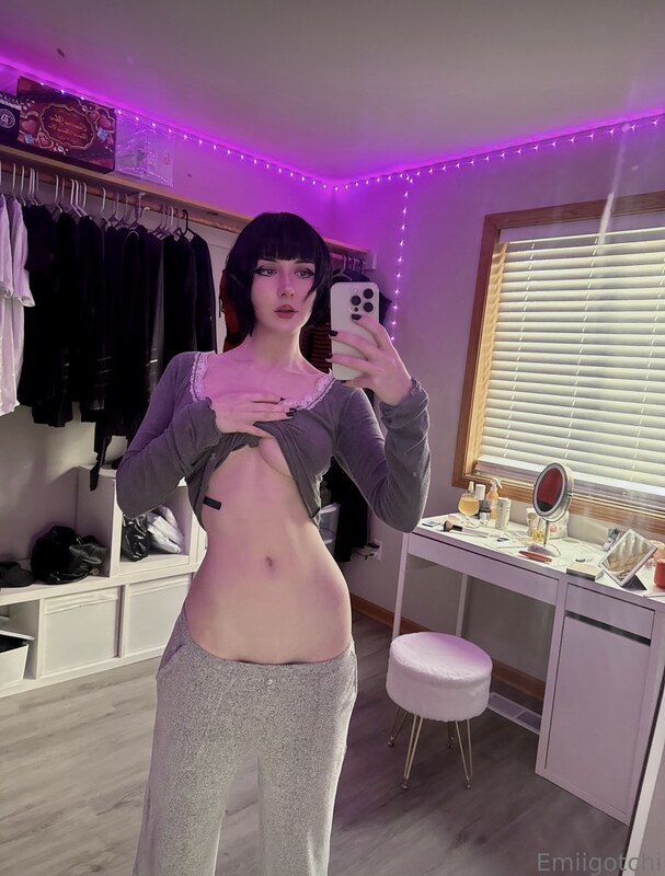 Emiigotchi nude photo 3