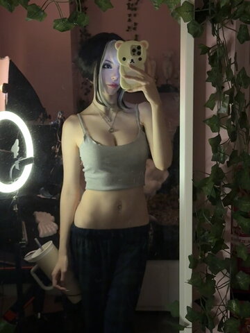 emiki28 nude photo 2