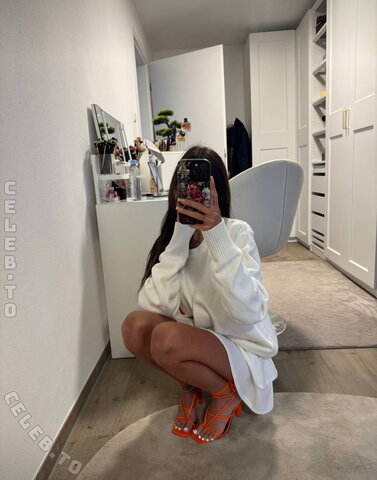 emiliaaa.rose nude photo 24