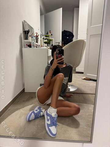 emiliaaa.rose nude photo 13