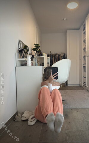 emiliaaa.rose nude photo 24