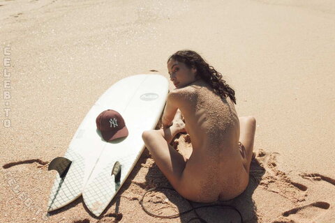 Emilie Payet nude photo 12