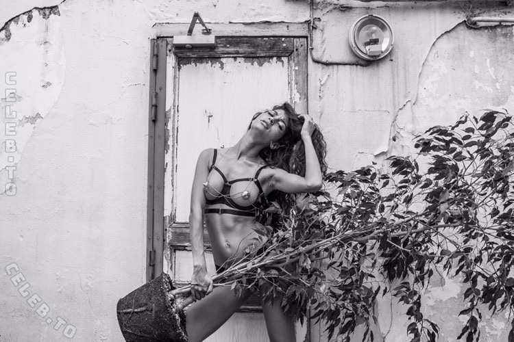 Emilie Payet nude photo 23