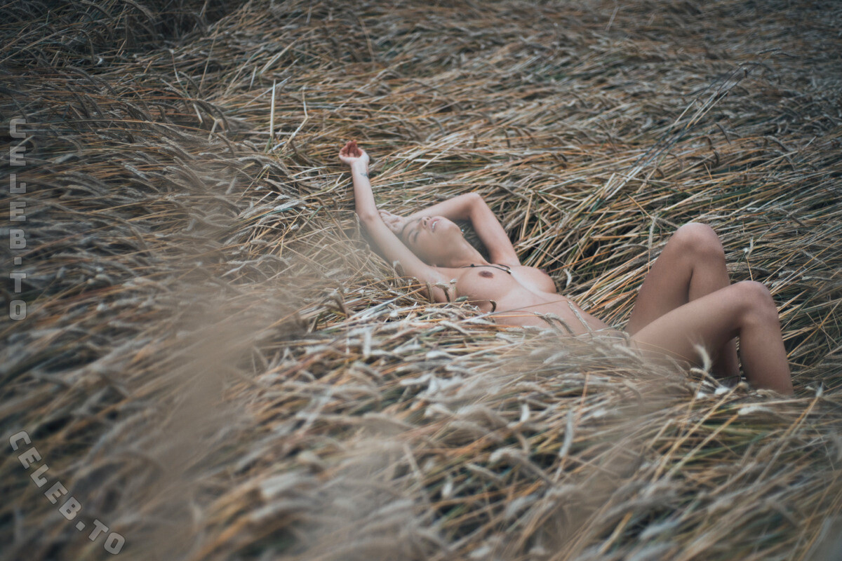 Emilie Payet nude photo 11