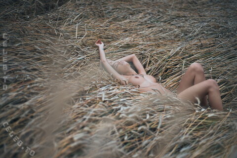 Emilie Payet nude photo 17