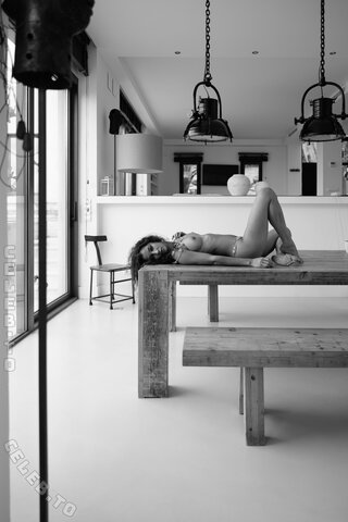 Emilie Payet nude photo 29
