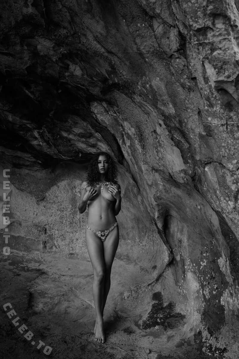Emilie Payet nude photo 17