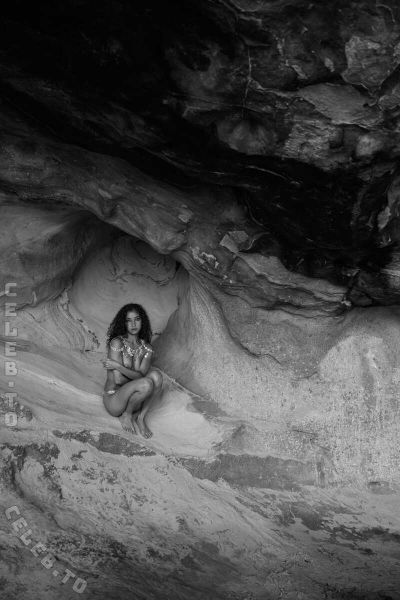 Emilie Payet nude photo 19