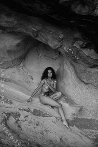 Emilie Payet nude photo 6