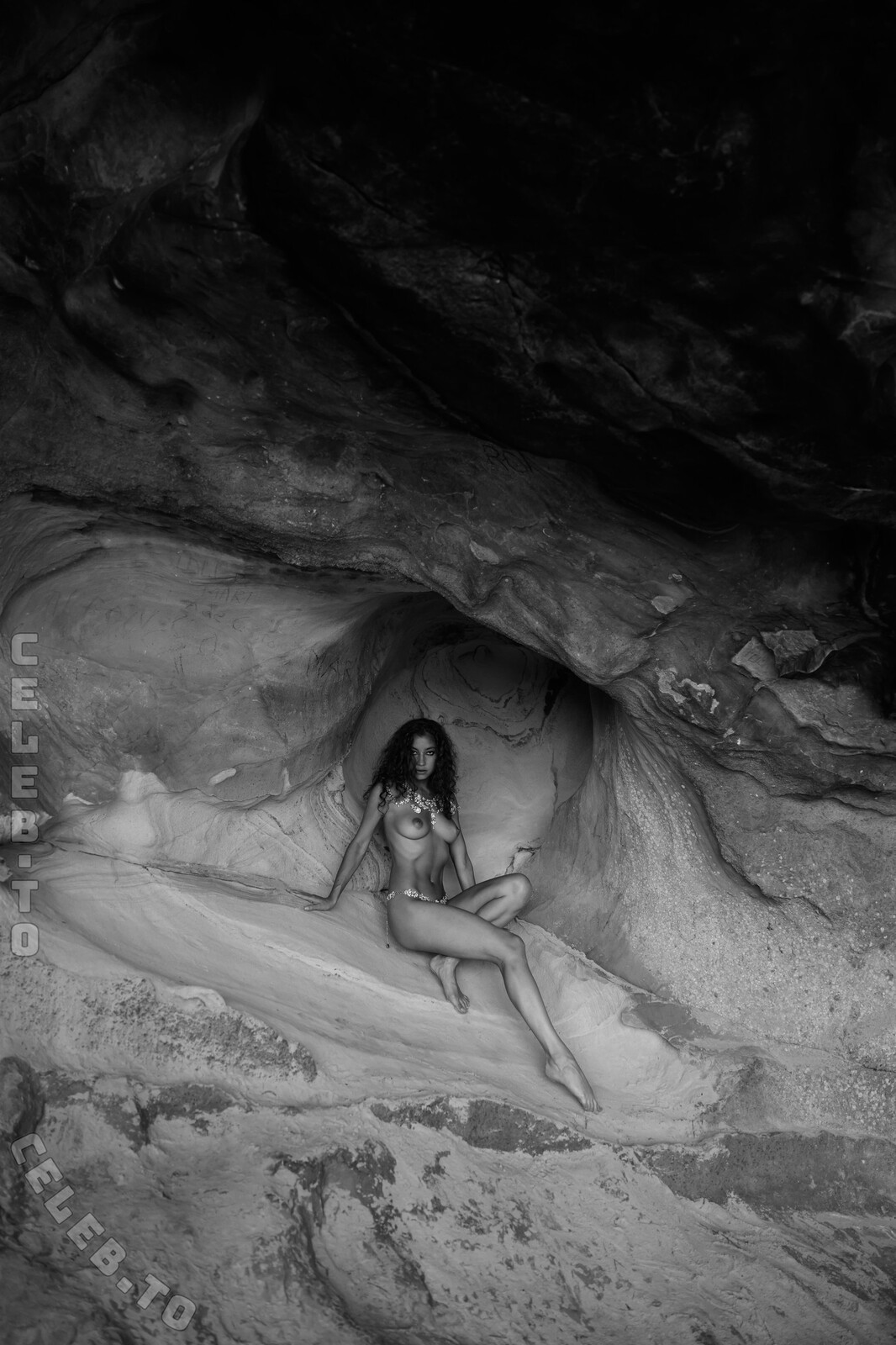 Emilie Payet nude photo 26