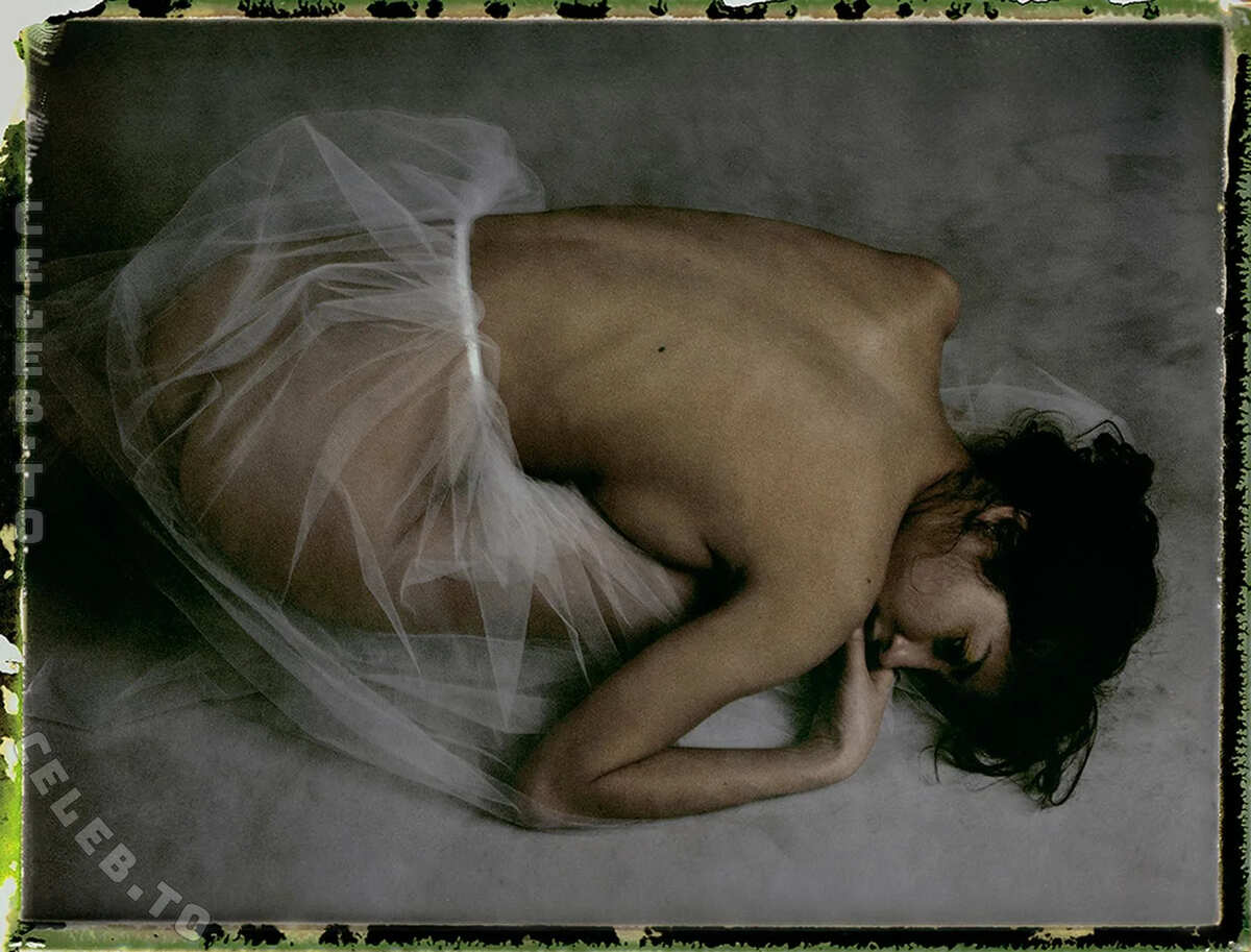 Emilie Payet nude photo 1