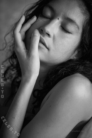 Emilie Payet nude photo 33