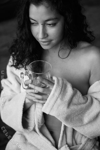 Emilie Payet nude photo 25
