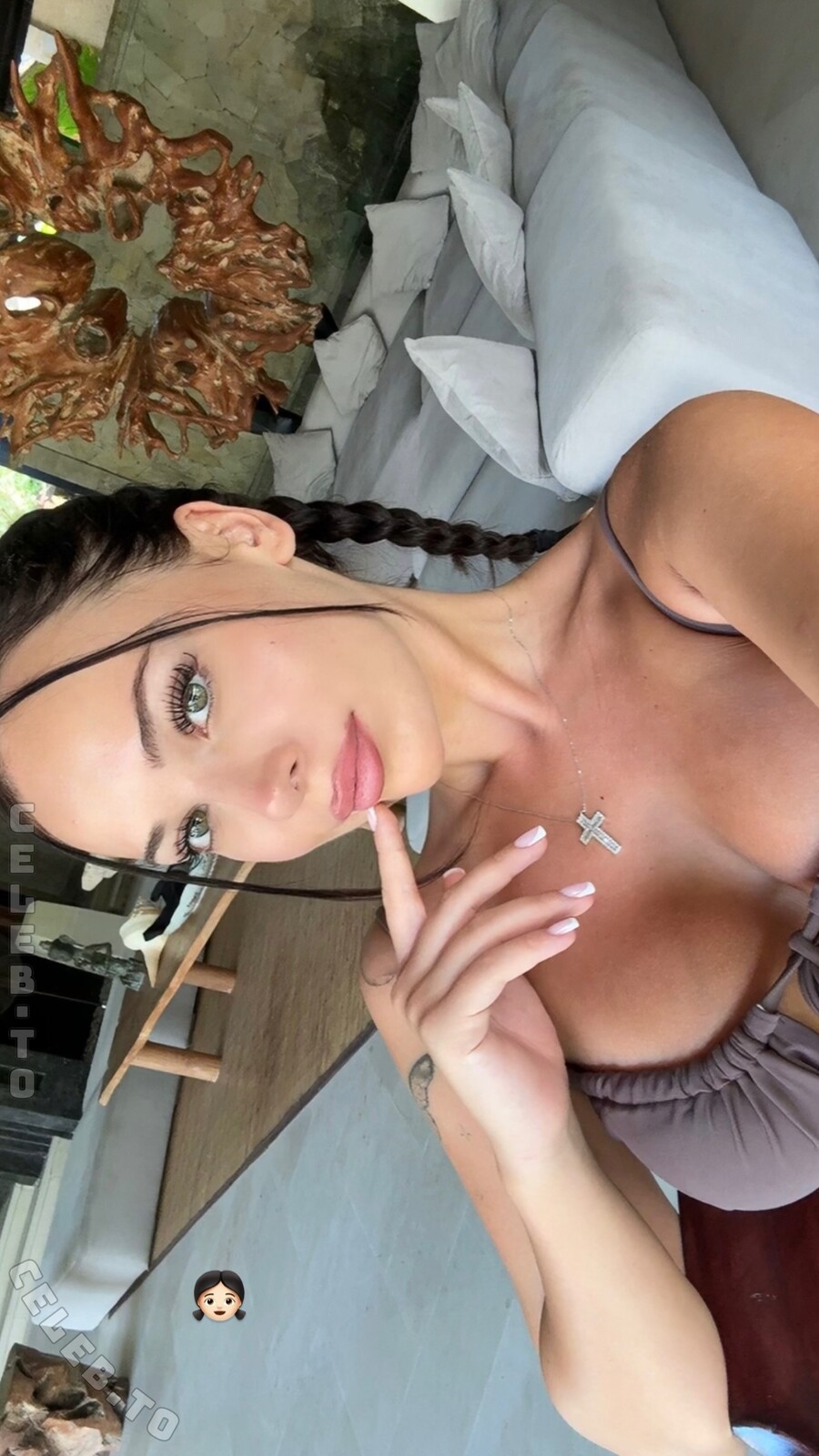 Emiliia.ar nude photo 3