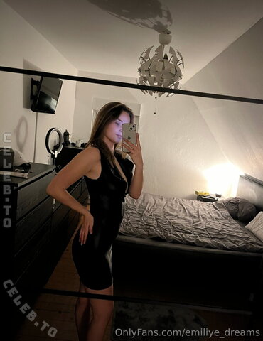 Emiliy Dreams nude photo 5