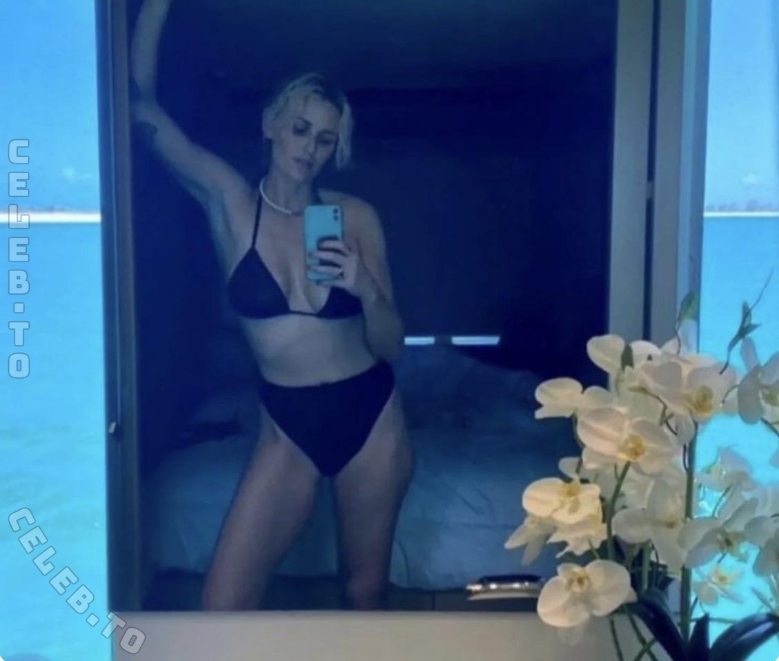 Emily Armstrong nude photo 1