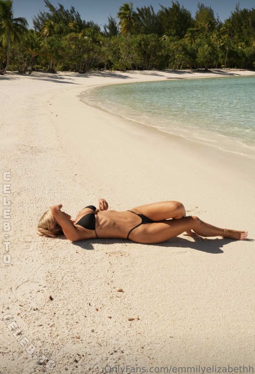 Emily Elizabeth nude photo 3