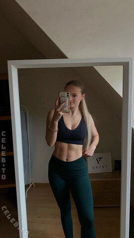 emily erdbeer nude photo 10